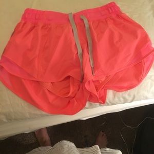 Lululemon Hottie Hot 2.5 in shorts