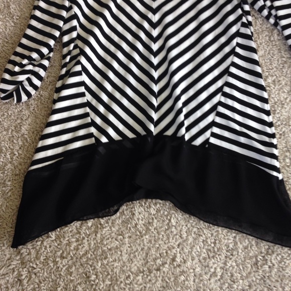 Notations Blouse, M. B&W stripes, sheer bottom. - Picture 2 of 4