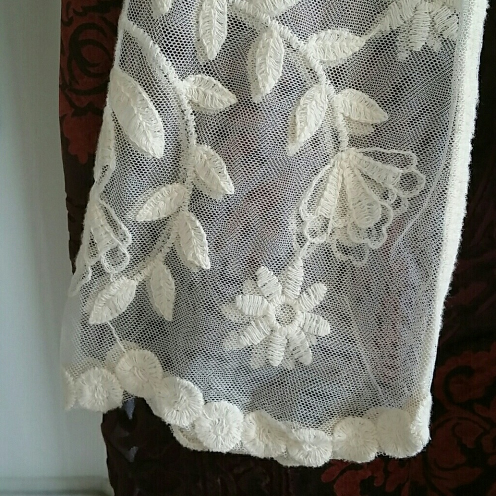 Boho Sheer floral lace top - Picture 3 of 4