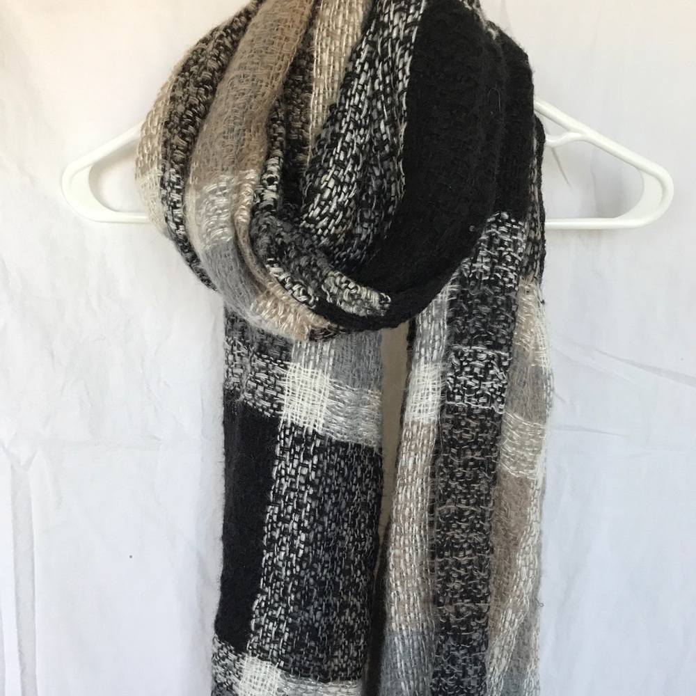 Plaid patterned knit scarf