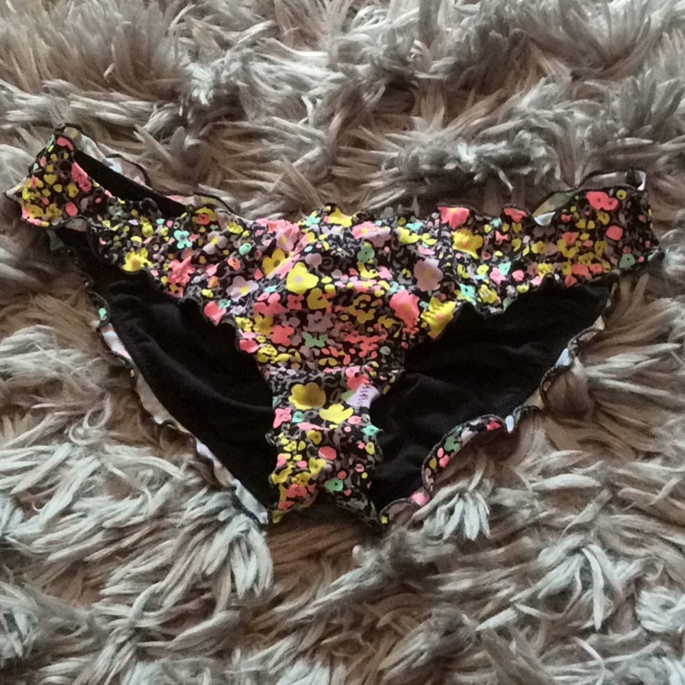 Cheeky scrunch VS bikini bottoms