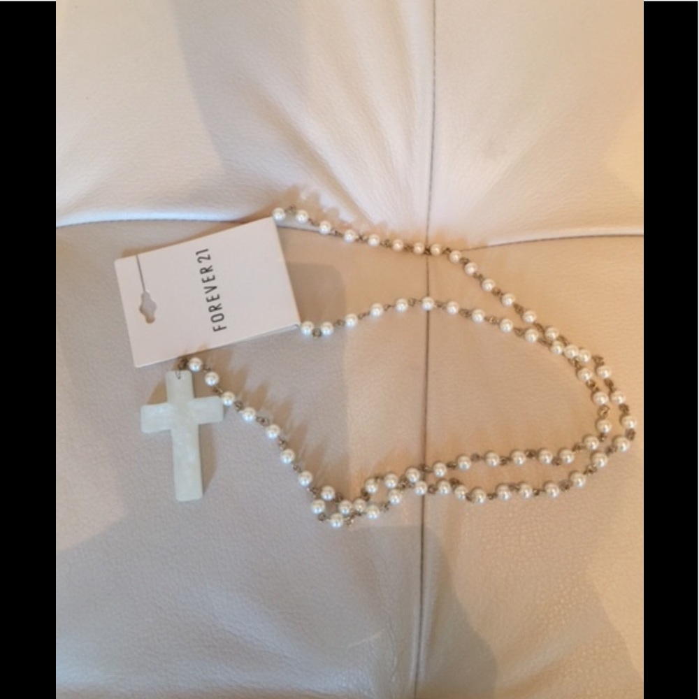 FOREVER 21 CROSS NECKLACE