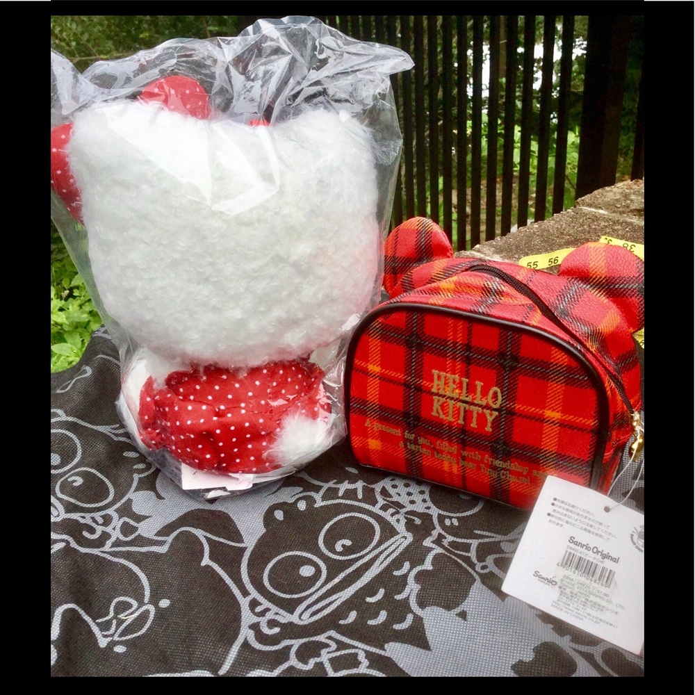 Hello Kitty Makeup Bag Bonus Plushy - Picture 2 of 8