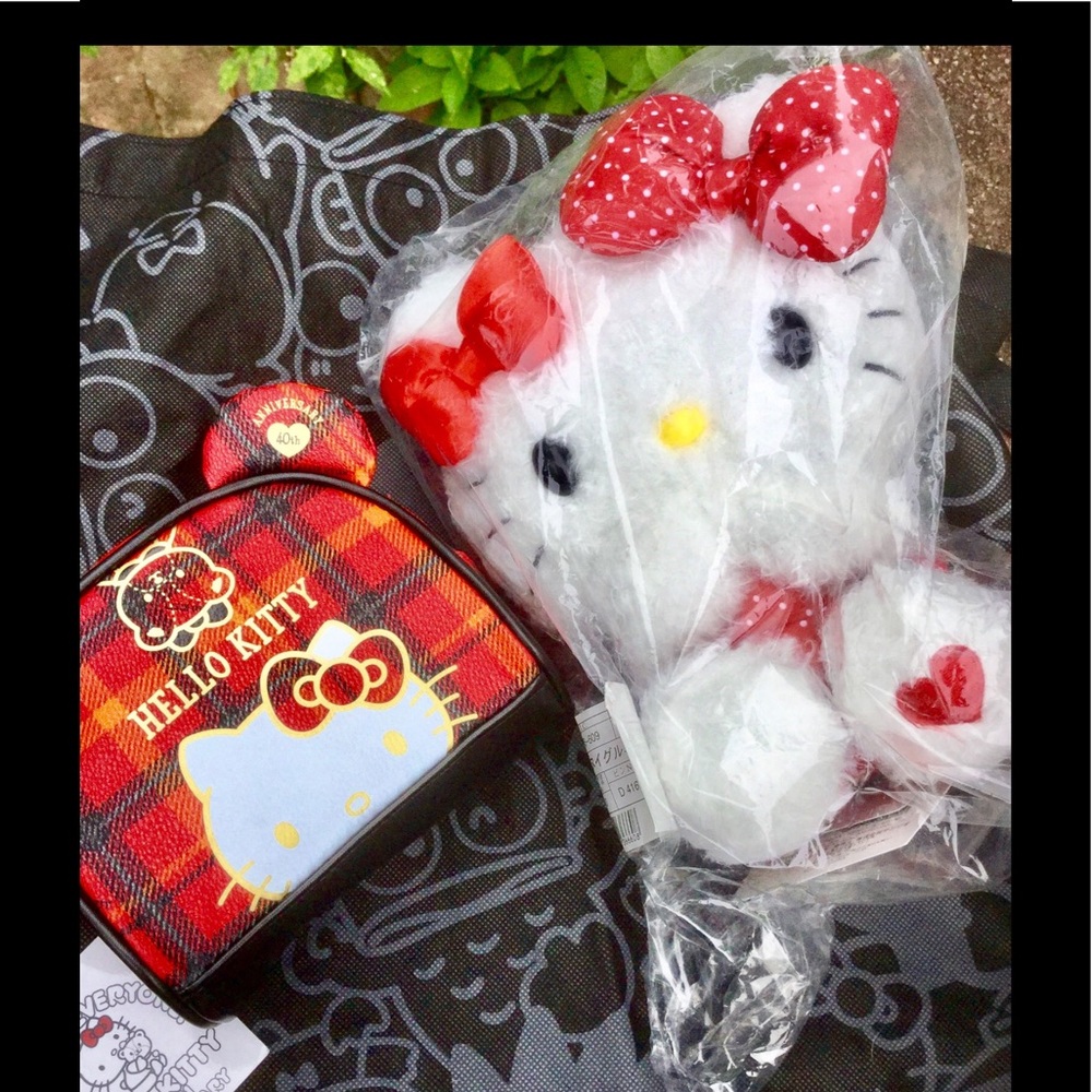 Hello Kitty Makeup Bag Bonus Plushy - Picture 3 of 8