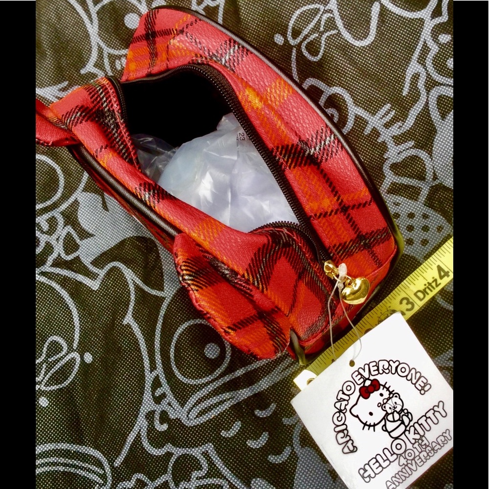 Hello Kitty Makeup Bag Bonus Plushy - Picture 6 of 8