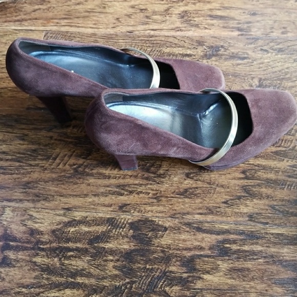 Gucci Black Suede and Goldtone Metal Chain Ophelie T-Strap  GUCCI SUEDE HEELS WITH GOLD STRAP