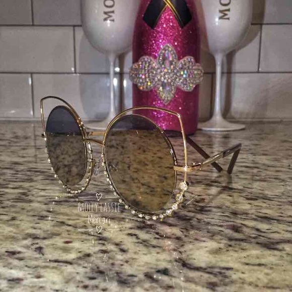 ✨ UNLISTED SUNGLASSES ✨ main image 5