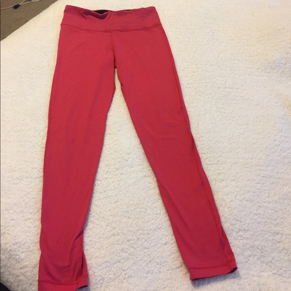 Red yoga tights with pocket