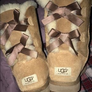 Size 9 Brown Bailey Bow Uggs! Great condition!