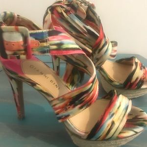 Used Gianni Bini multi color heels size 6.5