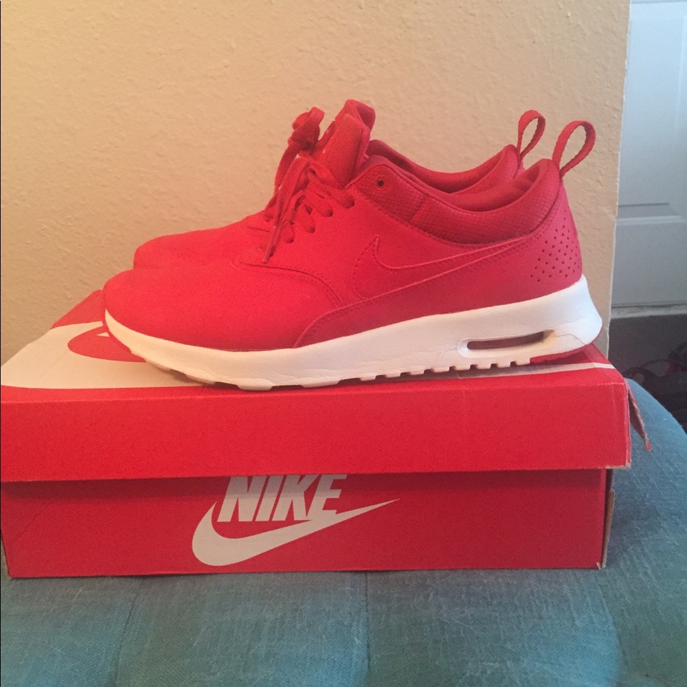 SOLD Women's Nike Thea
