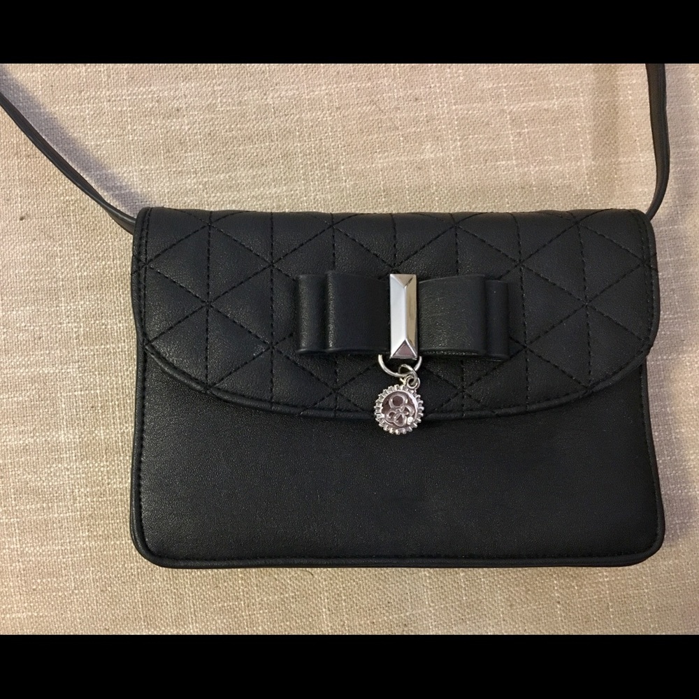 black crossbody purse