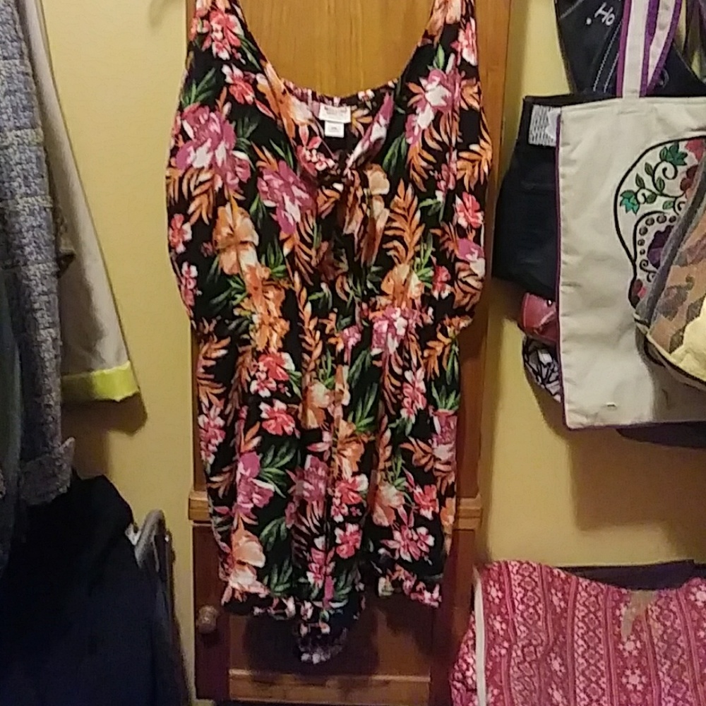Short jumper with pink flowers