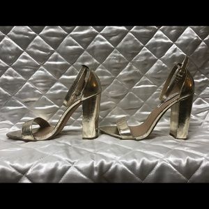 NWOB: GOLD Steve Madden Carrson Block Heel