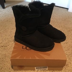 Ugg short black bailey button boots