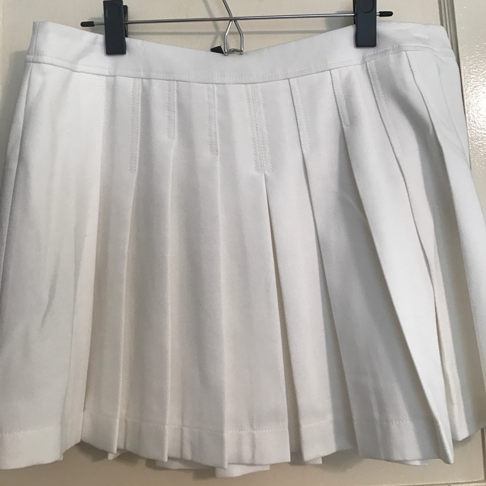 BCBG Pleated skirt. NWT. Large. Super adorable