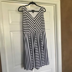 SZ 12 black & white ALFANI dress w/ pockets!