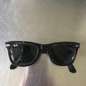 Classic ray ban wayfarers in tortoise shell