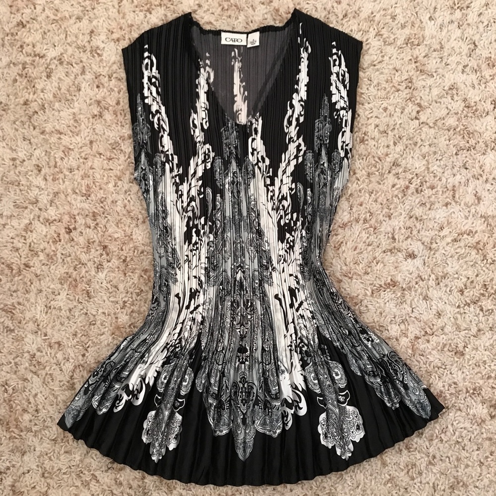 Accordion style top with paisley print