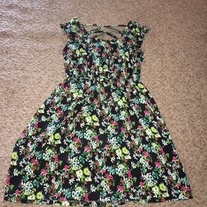 Juniors Floral dress w/pockets, cross cross detail