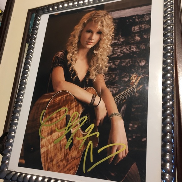 Vintage Taylor Swift Autograph - Picture 2 of 3