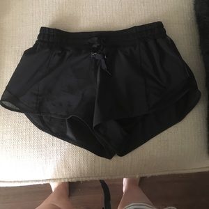 Lululemon Hottie Hot 2.5 in shorts