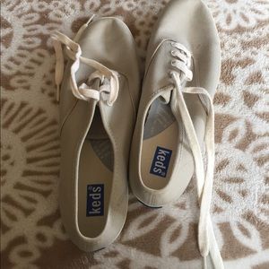 Tan keds