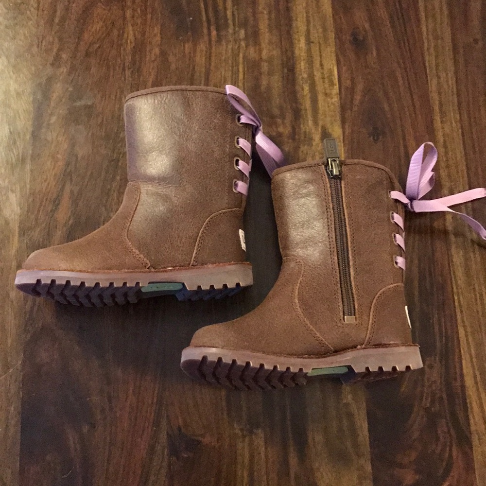 NWOB Ugg Leather Boots 6 walker