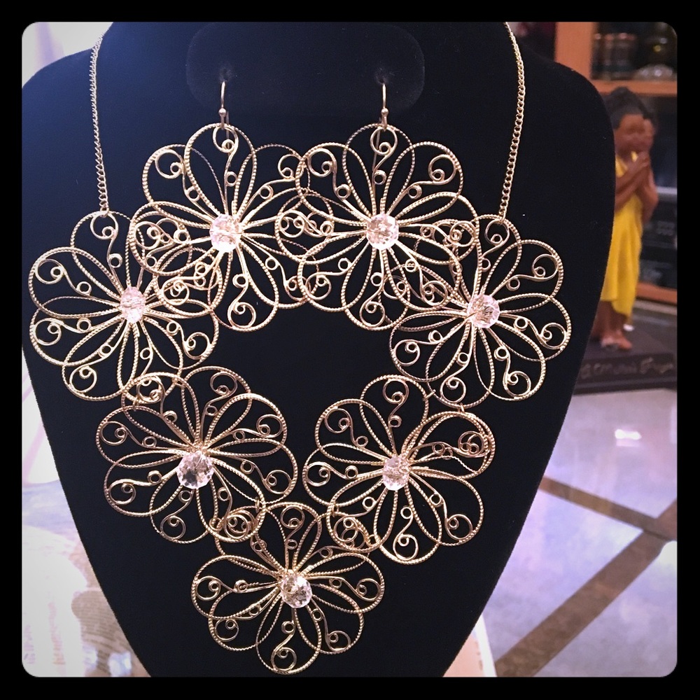 Gold bold but simple flower necklace set