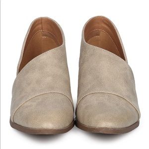 NWT!  Open shank flats 7.5