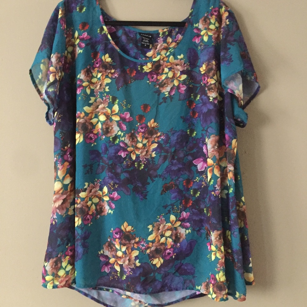 Plus Size Floral Open Back Top