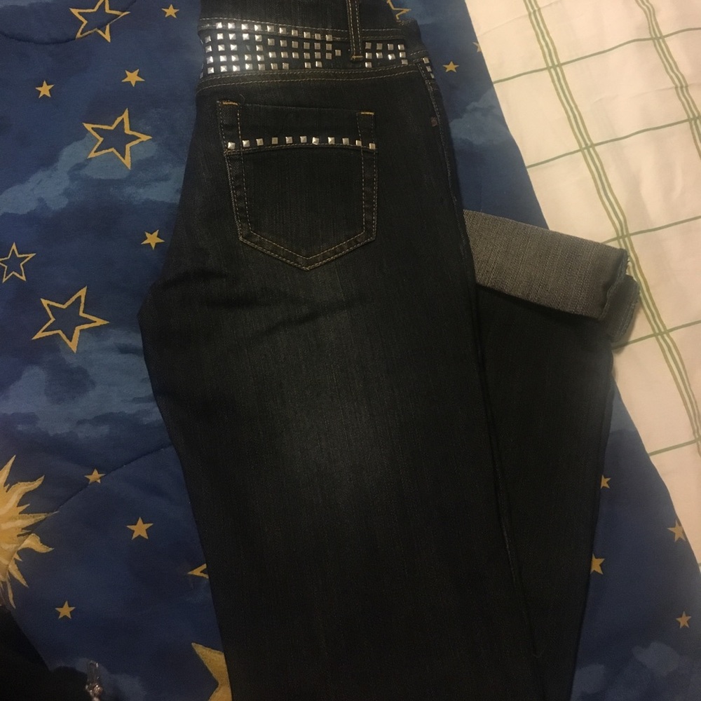 Juniors skinny stretch jeans.