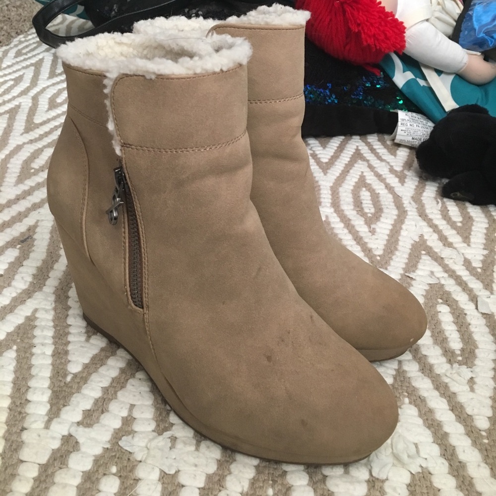 Cream colored size 8 Parker & sky wedges
