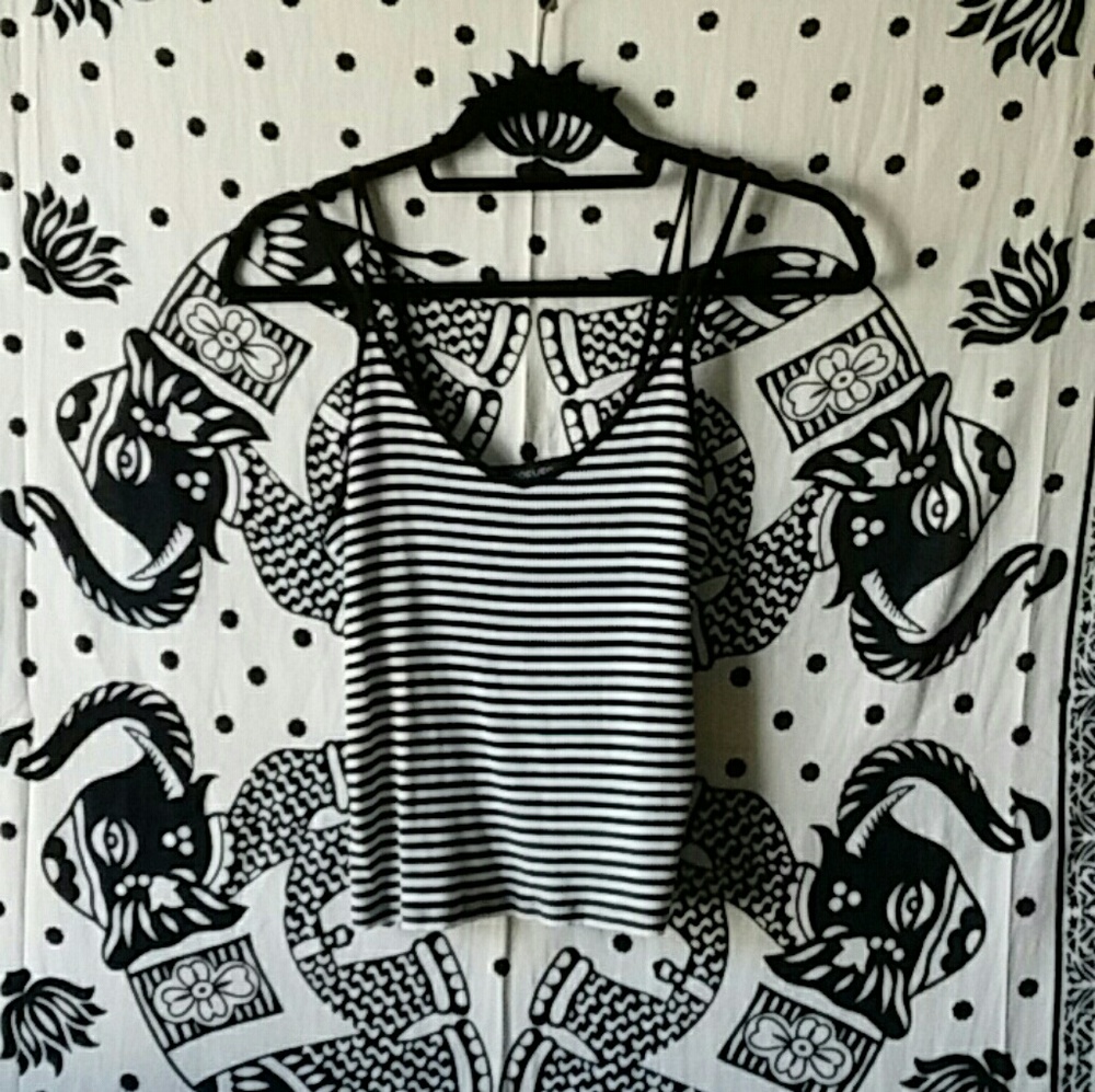 F21 Black and white stripped cropped tank