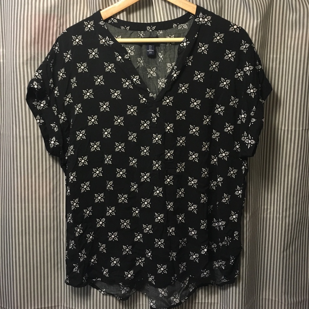 Black and white Gap blouse