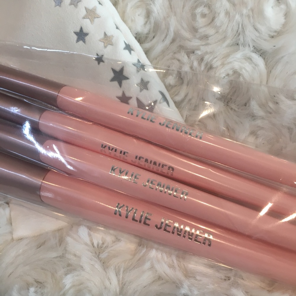 KYLIE BIRTHDAY BRUSH SET - Picture 3 of 4