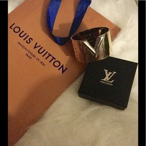 Louis Vuitton Essential V Gold Cuff