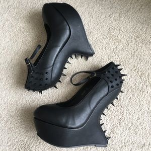Black spiked 'heel less' platform