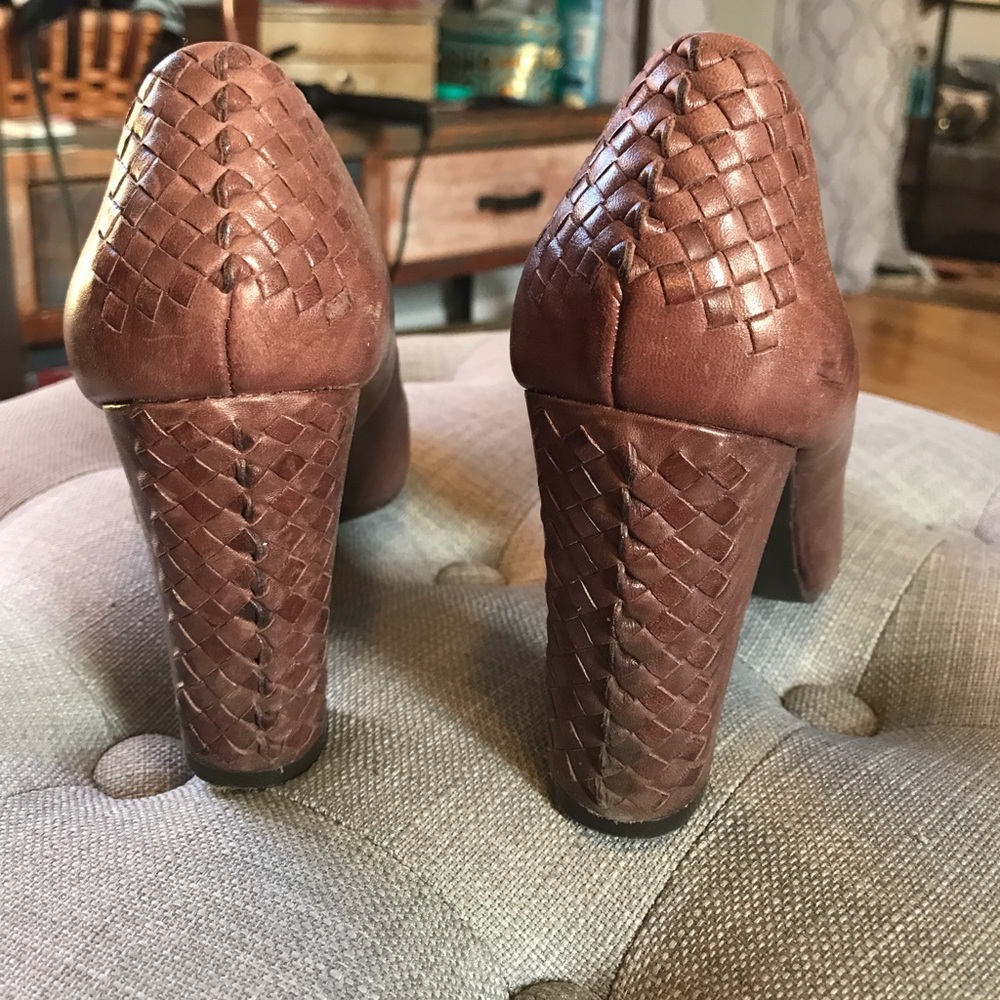 Elliot Lucca brown leather pumps