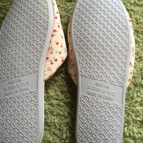 Slippers - Picture 2 of 3