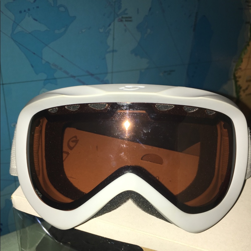 GIRO Verse snow sports goggles.