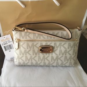 Authentic NWT Michael Kors Jet Set LG Wristlet