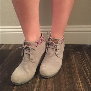Tom's Suede Wedge booties, Grey w/ Aztec