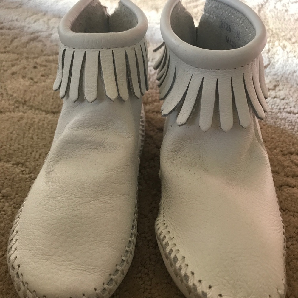 Minnetonka kids moccasins in white toddler size 10