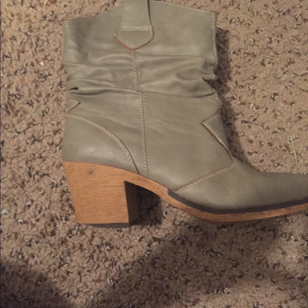 Heeled cowboy boot