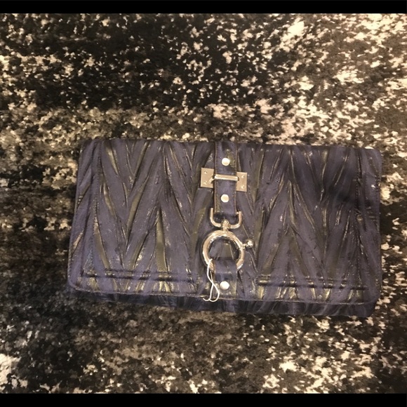 Clutch - Picture 2 of 3