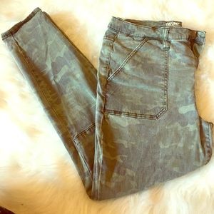 Camo Cargo Style High Rise Cropped Jeggings