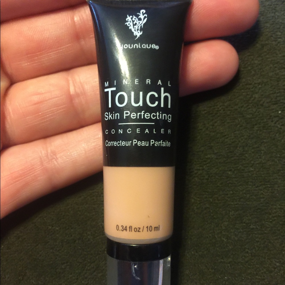 Younique Velour Concealer