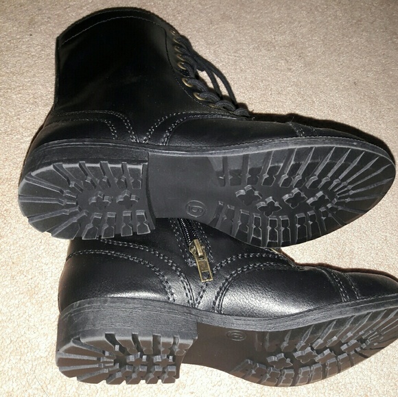 black boots - Picture 2 of 4