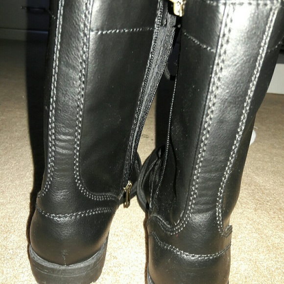 black boots - Picture 3 of 4